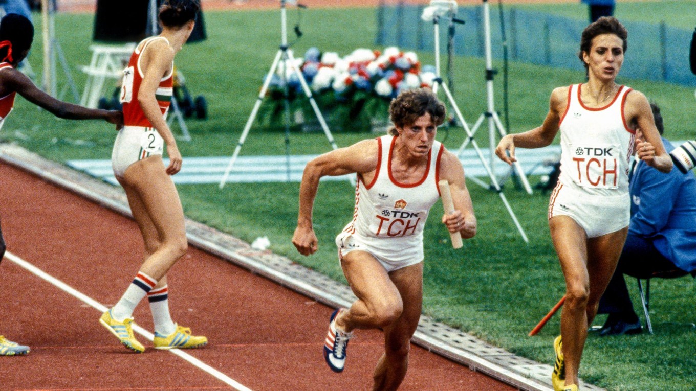 Štafeta 4x400 m na MS v atletike 1983. Zuzana Moravčíková odovzdáva kolík finišmanke Jarmile Kratochvílovej. 