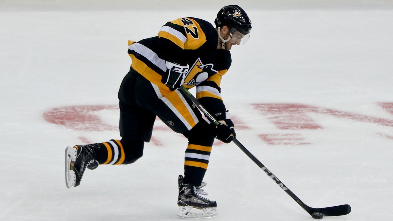 Adam Johnson v drese Pittsburghu Penguins.