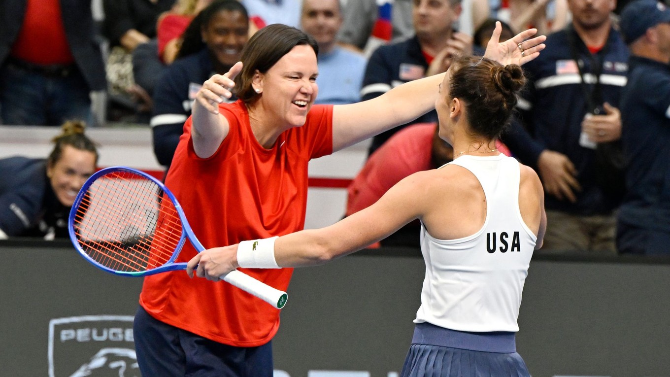 kapitánka USA Lindsay Davenportová a vpravo Bernarda Perová sa radujú z víťazstva