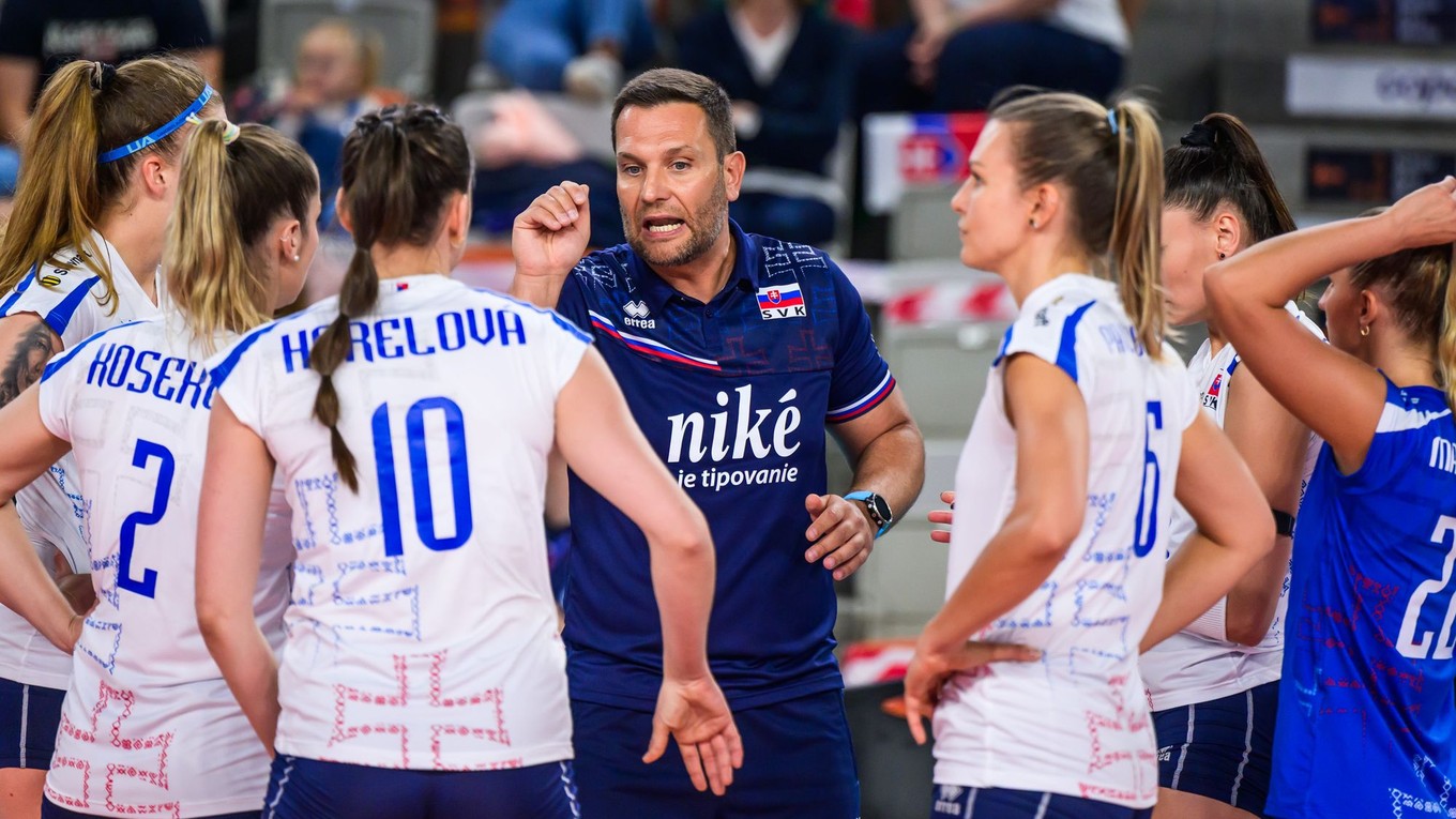 Tréner Slovenska Michal Mašek počas zápasu Zlatej Európskej ligy