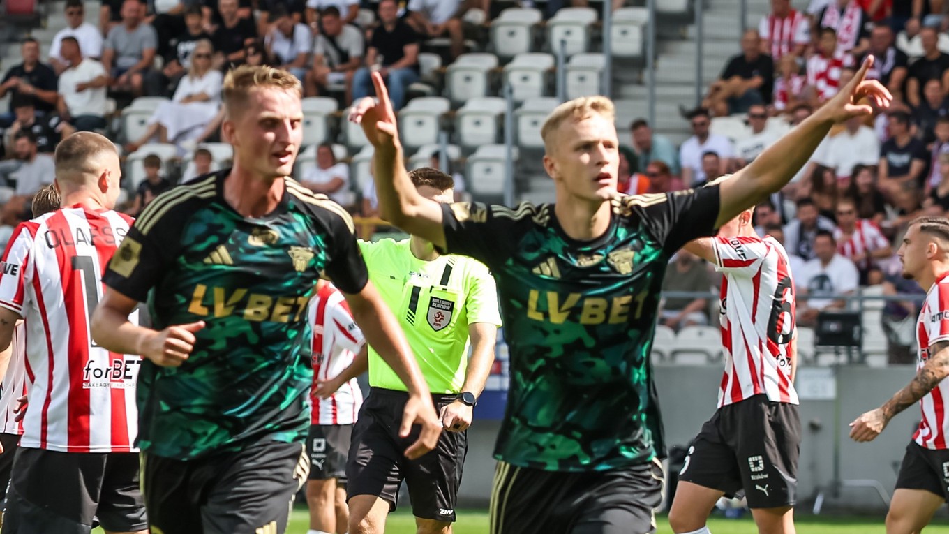 Tomáš Bobček (vpravo) oslavuje gól