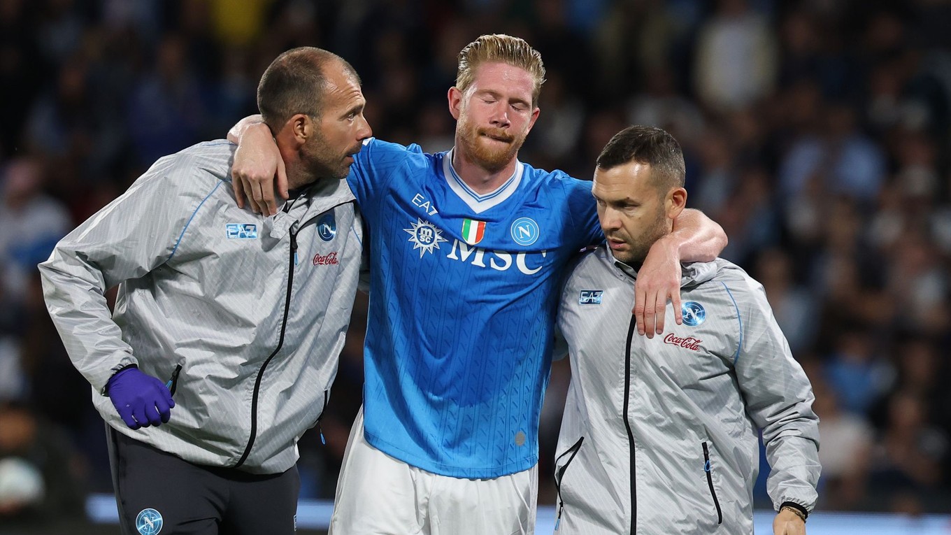 Napoli's Kevin De Bruyne leaves the pitch injured during the Italian Serie A soccer match between Napoli and Inter Milan, in Naples, Italy, Saturday, Oct. 25, 2025. (Alessandro Garofalo/LaPresse via AP)

- xserieax