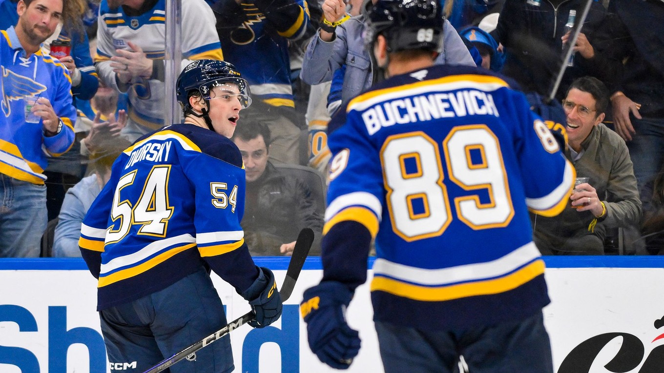 Dalibor Dvorský oslavuje premiérový gól v NHL. 