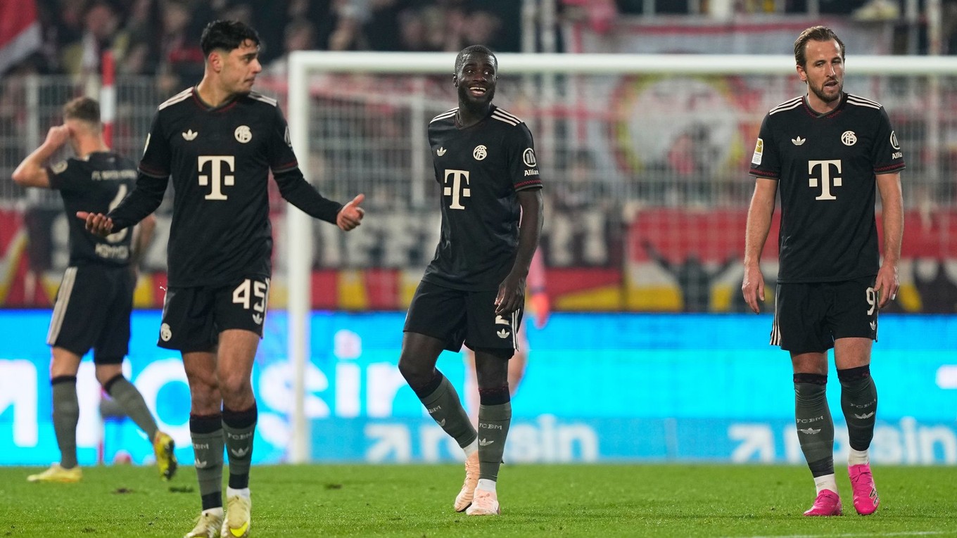 Zľava Josip Stanisic, Dayot Upamecano a Harry Kane