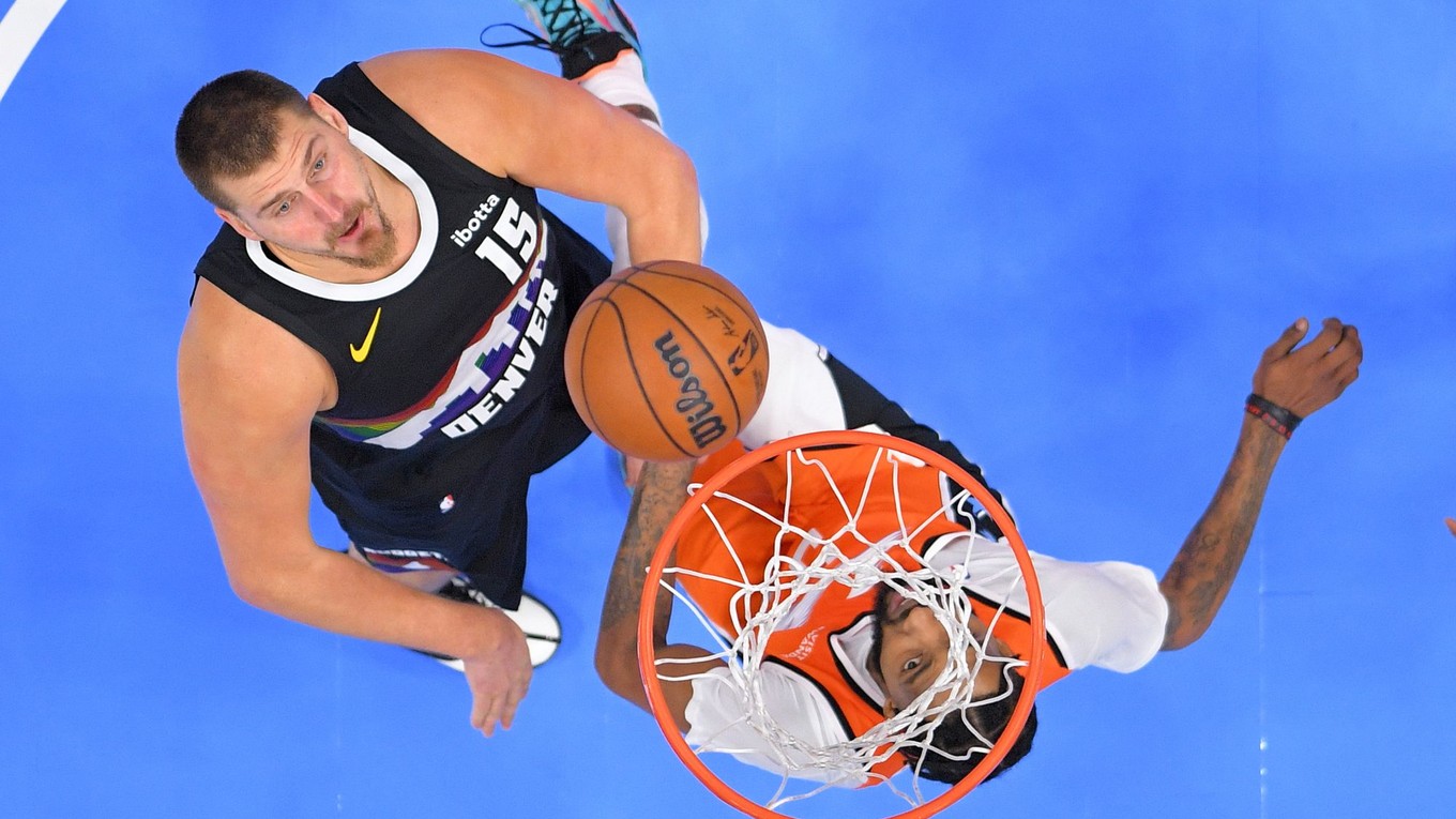 Nikola Jokič a Derrick Jones Jr. 