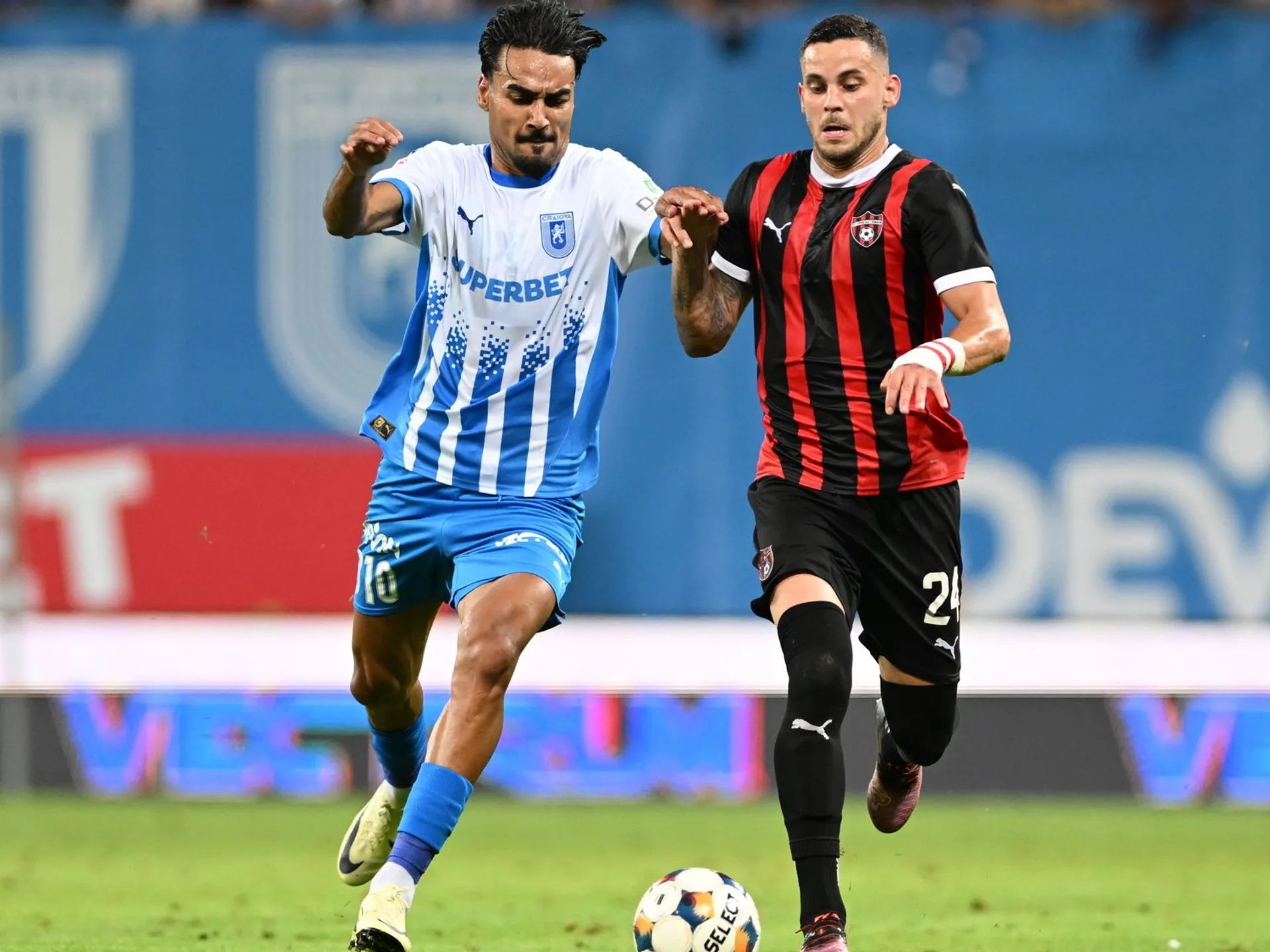 Na snímke vpravo hráč Trnavy Kristián Koštrna a hráč Universitate Craiova Stefan Baiaram počas prvého zápasu 3. predkola Konferenčnej ligy.
