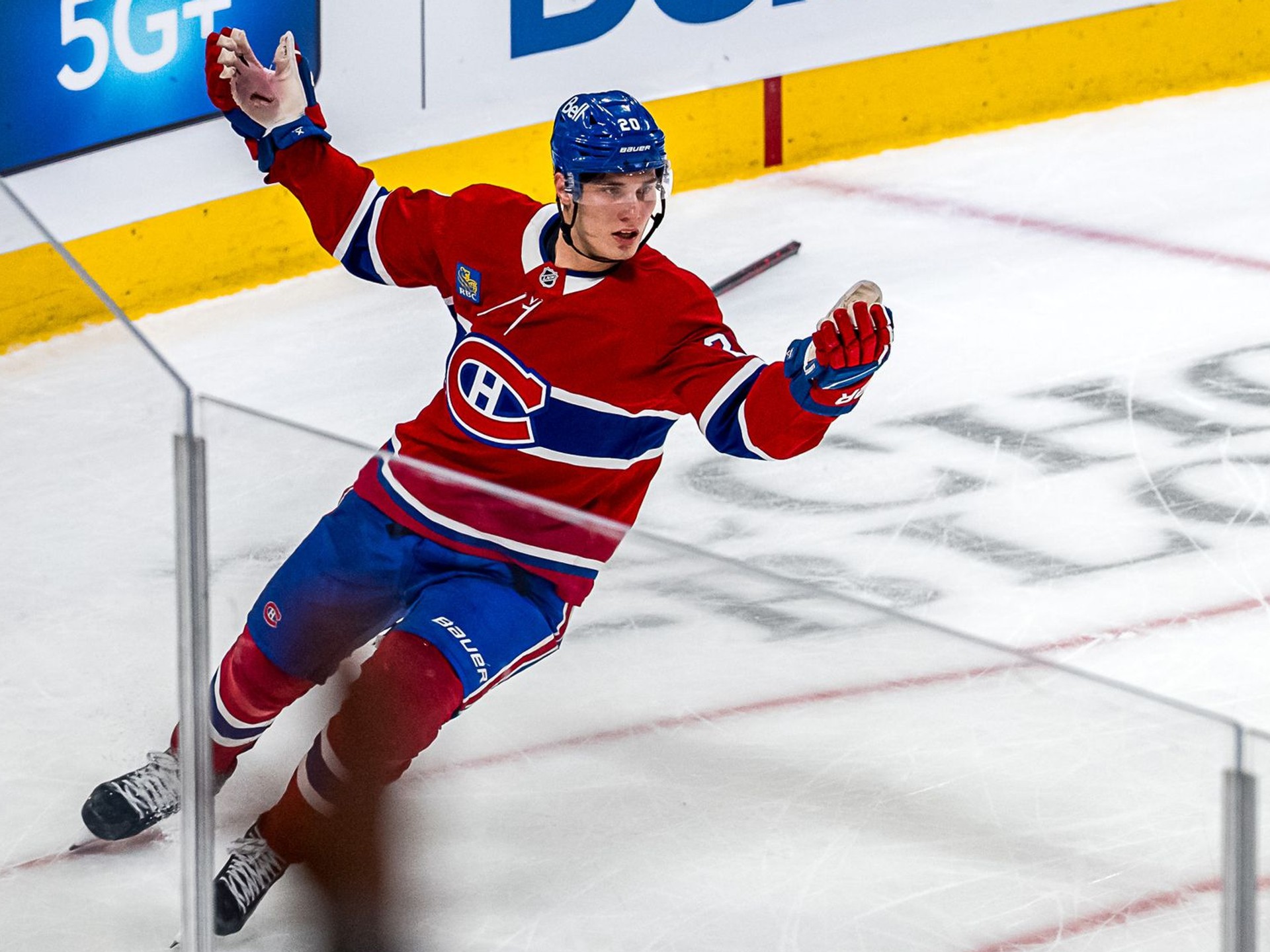 Juraj Slafkovský po góle do prázdnej bránky, ktorý dodatočne uznali rozhodcovia.