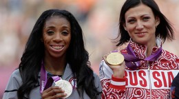 Lashinda Demusová (vľavo) získala dodatočne zlatú medailu z OH 2012.