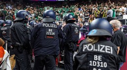 Nemeckí policajti zasahujú pred finále Euroligy. 