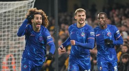 Marc Cucurella (vľavo) oslavuje gól do siete Wolverhamptonu.