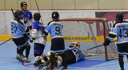 Oliver Stümpel (vzadu) strieľa gól Slovenska do siete Spojených národov na MS juniorov v hokejbale.