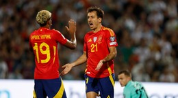 Mikel Oyarzabal a Lamine Yamal oslavujú gól.