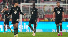 Zľava Josip Stanisic, Dayot Upamecano a Harry Kane