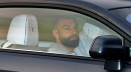 Mohamed Salah prichádza na aute do tréningového centra klubu v Liverpoole.