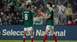 Mexickí futbalisti sa tešia z gólu