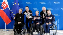 Na snímke zľava predseda Slovenského paralympijského výboru Ján Riapoš, minister práce, sociálnych vecí a rodiny SR Erik Tomáš (Hlas-SD), paralympijská reprezentantka v športovej streľbe Veronika Vadovičová, minister cestovného ruchu a športu SR Rudolf Huliak (nezávislý) a paralympijský reprezentant v športovej streľbe Radoslav Malenovský.