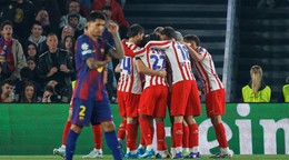 Hráči Atlético Madrid oslavujú po úvodnom góle Juliana Alvareza v prvom zápase štvrťfinále.