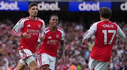 Hráči Arsenalu Kai Havertz, Gabriel a Christos Tzolis reagujú počas zápasu