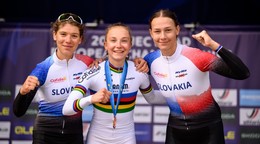 Nina Andacká, bronzová Viktória Chladoňová a Sofia Ungerová po pretekoch U23 na ME 2026.