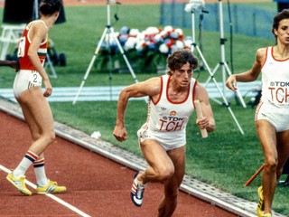 Štafeta 4x400 m na MS v atletike 1983. Zuzana Moravčíková odovzdáva kolík finišmanke Jarmile Kratochvílovej. 