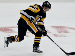 Adam Johnson v drese Pittsburghu Penguins.