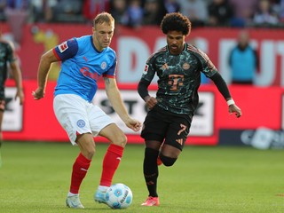 Slovenský obranca Dominik Javorček a Serge Gnabry v zápase Holstein Kiel - Bayern Mníchov.  