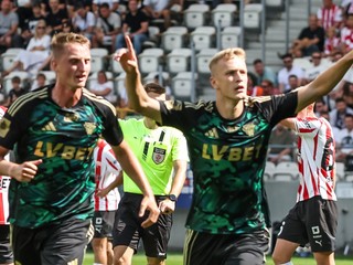 Tomáš Bobček (vpravo) oslavuje gól