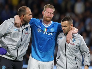 Napoli's Kevin De Bruyne leaves the pitch injured during the Italian Serie A soccer match between Napoli and Inter Milan, in Naples, Italy, Saturday, Oct. 25, 2025. (Alessandro Garofalo/LaPresse via AP)

- xserieax