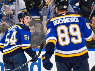 Dalibor Dvorský oslavuje premiérový gól v NHL. 