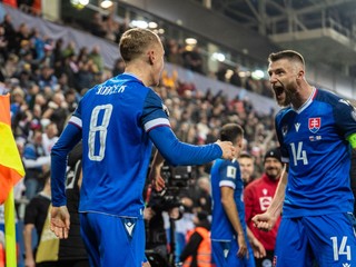 Na snímke hráč Slovenska Tomáš Bobček (8) oslavujúci svoj prvý gól v reprezentácií a kapitán Milan Škriniar (14).