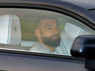 Mohamed Salah prichádza na aute do tréningového centra klubu v Liverpoole.