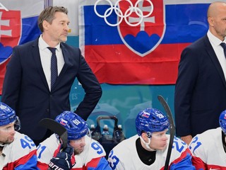 Trénerský štáb a slovenská striedačka v štvrťfinále ZOH 2026. 