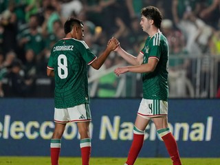 Mexickí futbalisti sa tešia z gólu