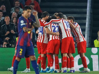 Hráči Atlético Madrid oslavujú po úvodnom góle Juliana Alvareza v prvom zápase štvrťfinále.