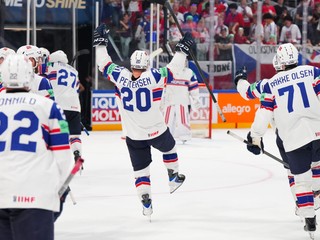 Hokejisti Nórska oslavujú víťazstvo nad Českom na MS v hokeji 2026.