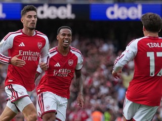 Hráči Arsenalu Kai Havertz, Gabriel a Christos Tzolis reagujú počas zápasu
