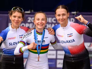 Nina Andacká, bronzová Viktória Chladoňová a Sofia Ungerová po pretekoch U23 na ME 2026.