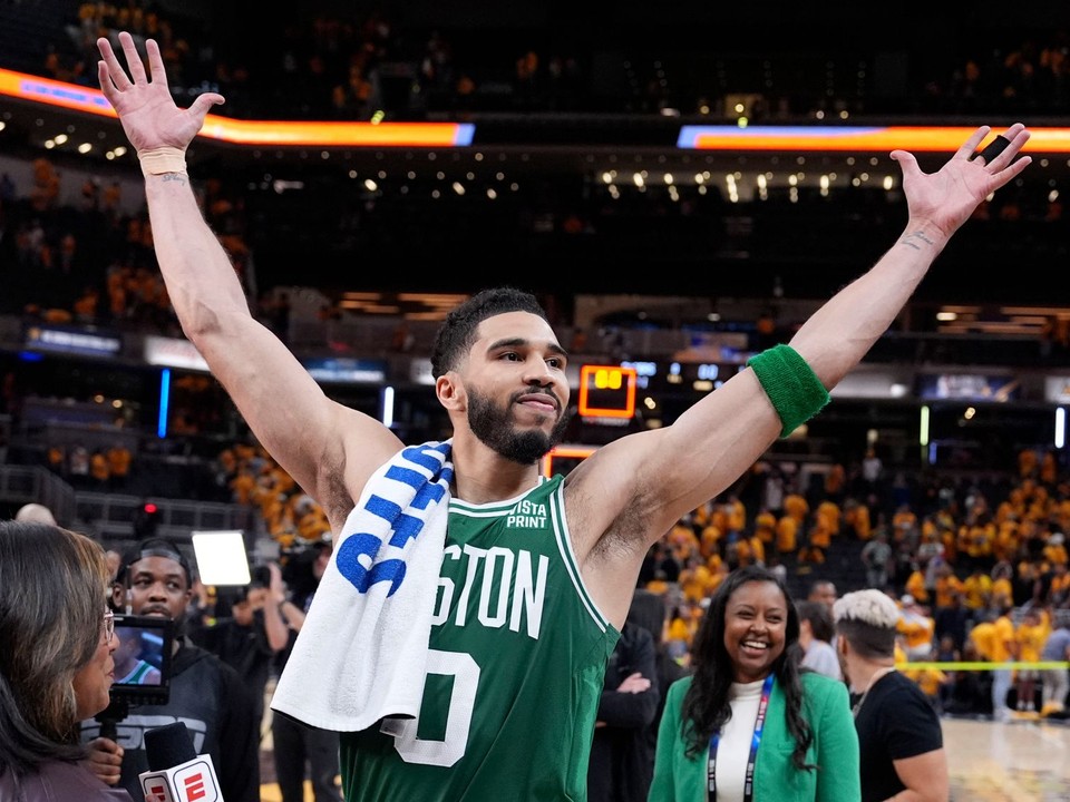 Víťazné gesto lídra basketbalistov Bostonu Celtics Jaysona Tatuma.