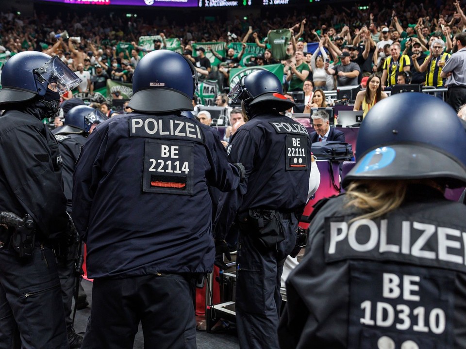 Nemeckí policajti zasahujú pred finále Euroligy. 