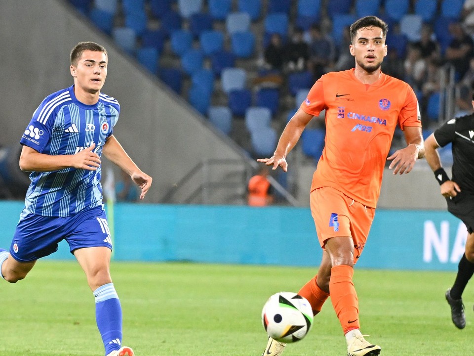 Na snímke vľavo Maxim Mateáš (Slovan) a vpravo Marco Dulca (Celje) v odvete 2. predkola futbalovej Ligy majstrov ŠK Slovan Bratislava – NK Celje .
