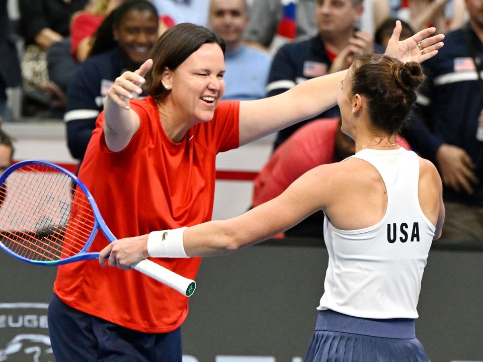 kapitánka USA Lindsay Davenportová a vpravo Bernarda Perová sa radujú z víťazstva