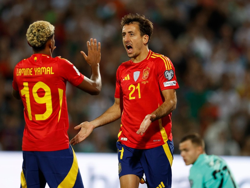 Mikel Oyarzabal a Lamine Yamal oslavujú gól.