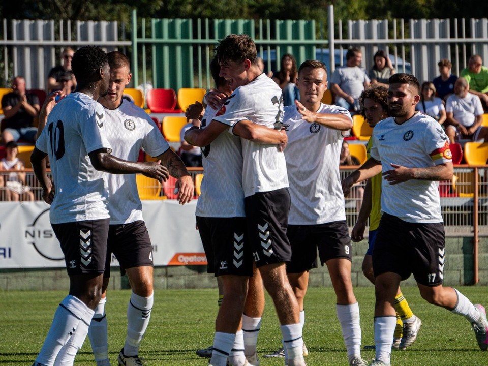 Futbalisti FK Baník Lehota pod Vtáčnikom oslavujú gól