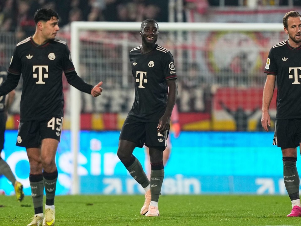 Zľava Josip Stanisic, Dayot Upamecano a Harry Kane