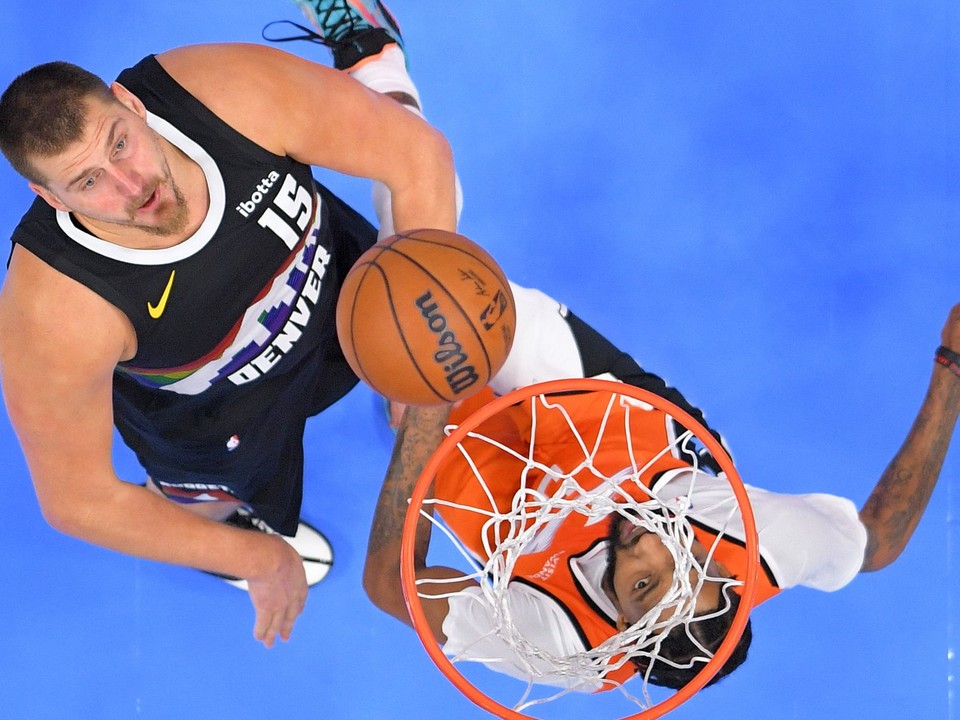 Nikola Jokič a Derrick Jones Jr.