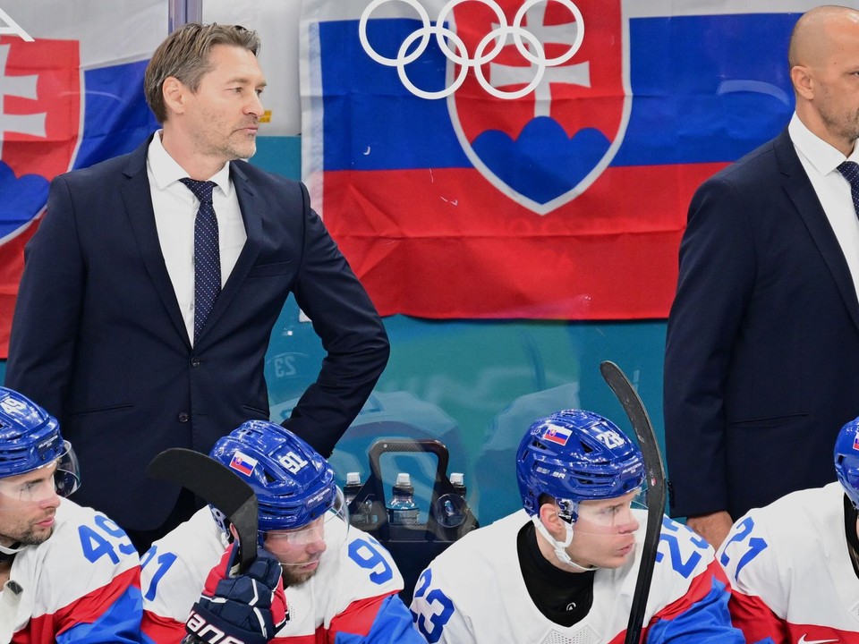 Trénerský štáb a slovenská striedačka v štvrťfinále ZOH 2026. 