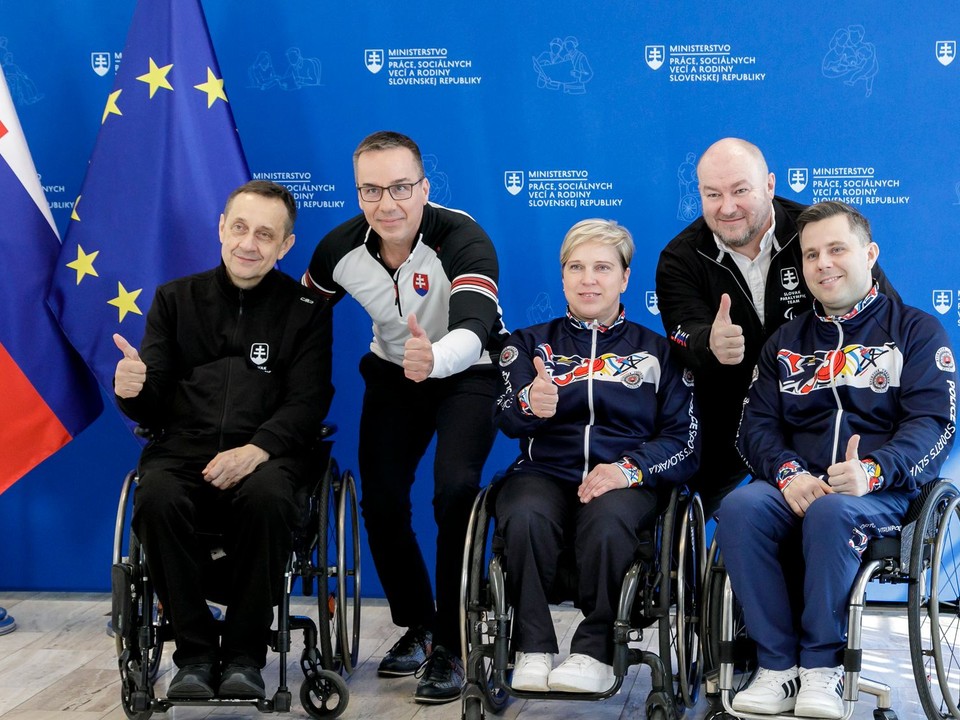 Na snímke zľava predseda Slovenského paralympijského výboru Ján Riapoš, minister práce, sociálnych vecí a rodiny SR Erik Tomáš (Hlas-SD), paralympijská reprezentantka v športovej streľbe Veronika Vadovičová, minister cestovného ruchu a športu SR Rudolf Huliak (nezávislý) a paralympijský reprezentant v športovej streľbe Radoslav Malenovský.