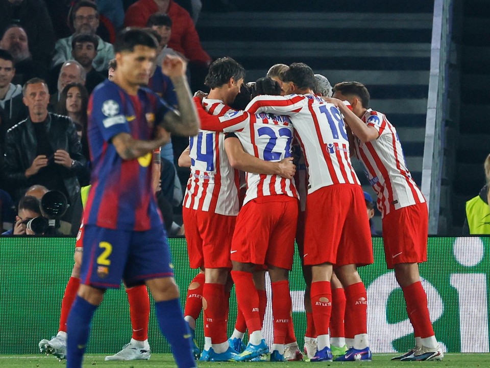 Hráči Atlético Madrid oslavujú po úvodnom góle Juliana Alvareza v prvom zápase štvrťfinále.