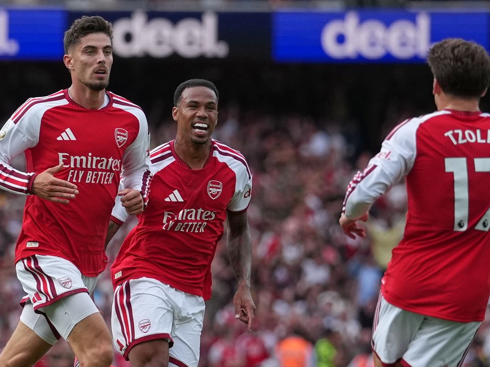 Hráči Arsenalu Kai Havertz, Gabriel a Christos Tzolis reagujú počas zápasu