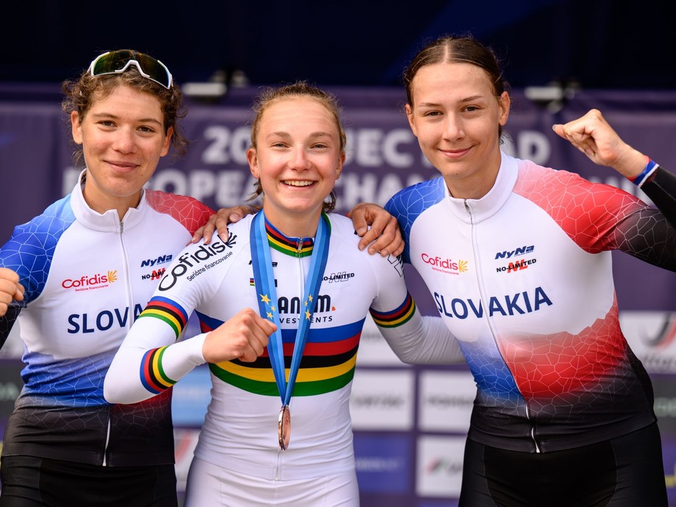 Nina Andacká, bronzová Viktória Chladoňová a Sofia Ungerová po pretekoch U23 na ME 2026.